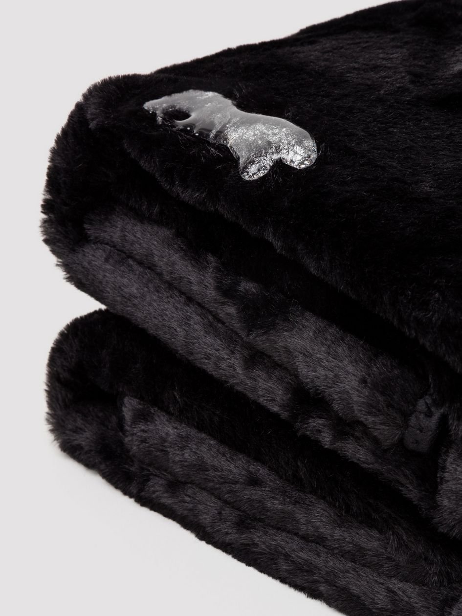 88576.jpg Liberator Fascinator Black Luxurious Faux-Fur Moisture-Proof Blanket - Image 1